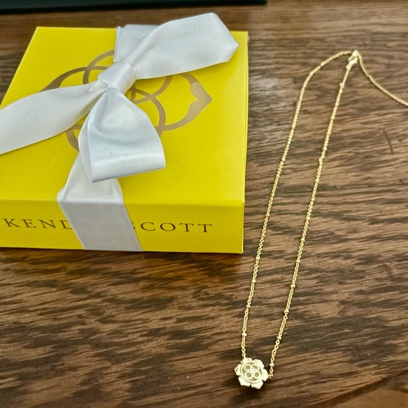 Kendra Scott Susie Gold Pendant Necklace in White Kyocera Opal - Picture 4 of 16